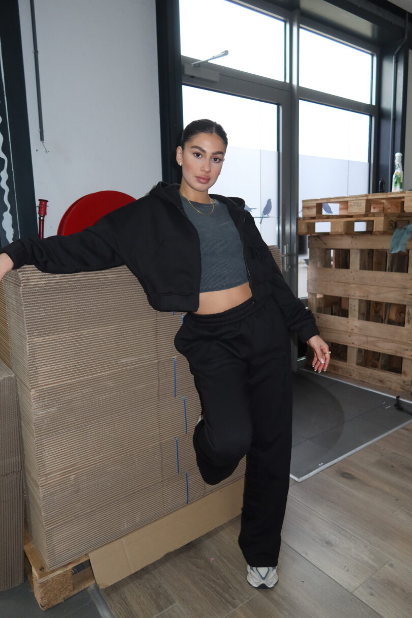 PRIORITY: FRIENDS & FAMILY TRACKSUIT - BLACK - Image 16