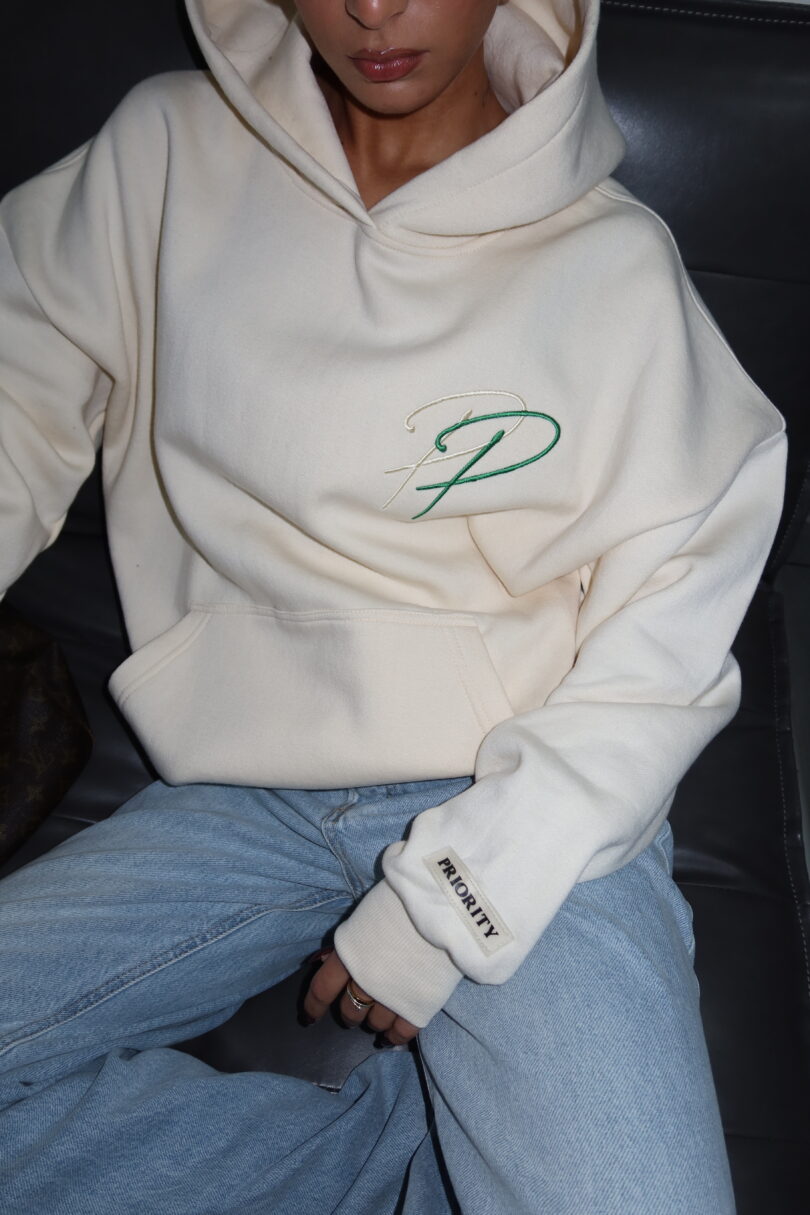 PRIORITY SIGNATURE HOODIE - CRÈME - Image 12