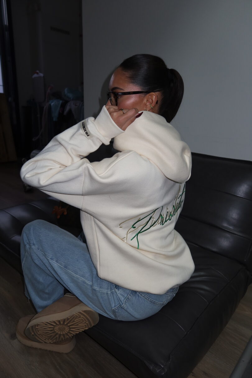 PRIORITY SIGNATURE HOODIE - CRÈME - Image 16