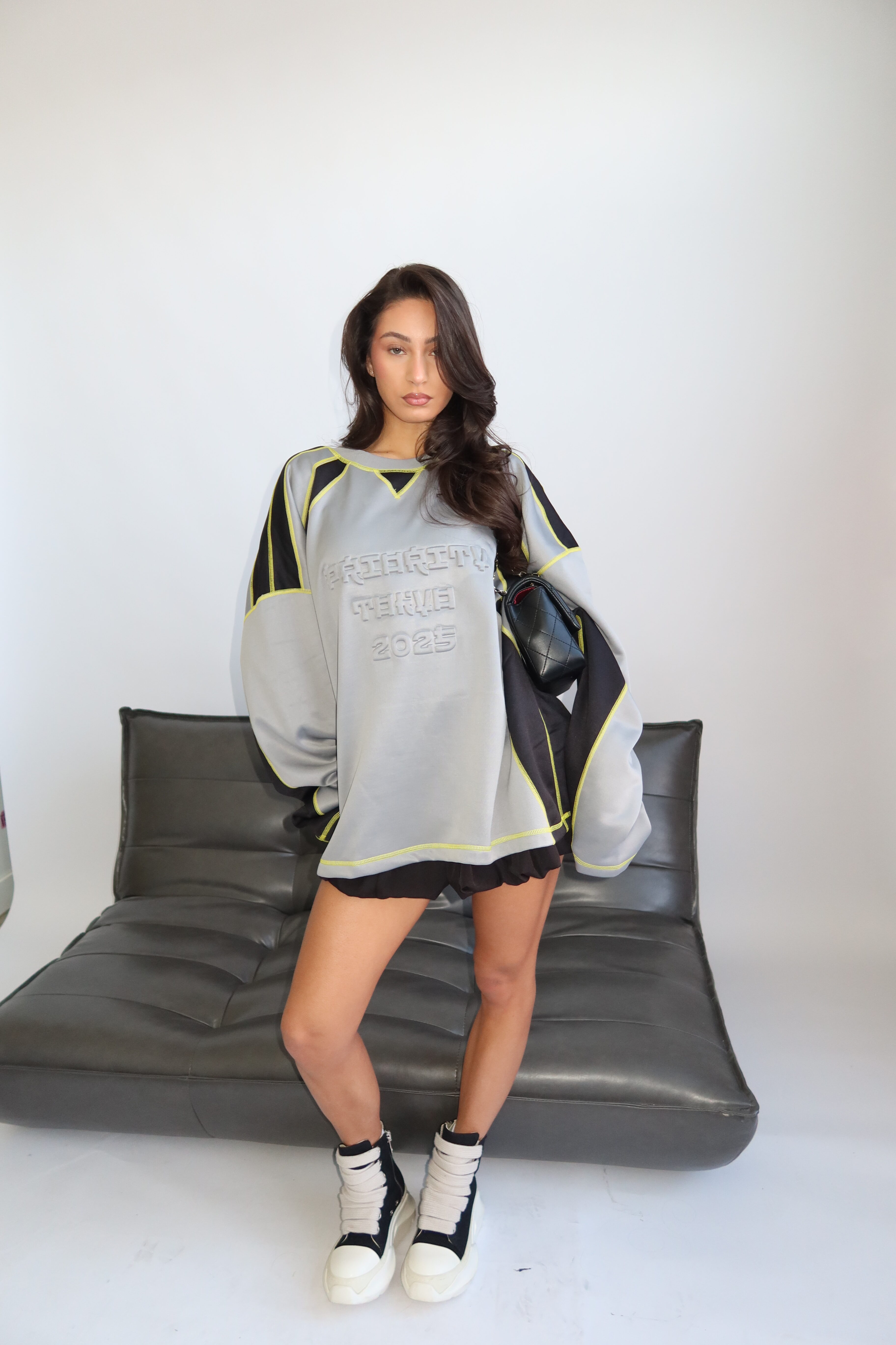 AW25 - TOKYO IN PRIORITY - EMBOSSED LONGSLEEVE WITH STITCHES - GRAY - Image 10