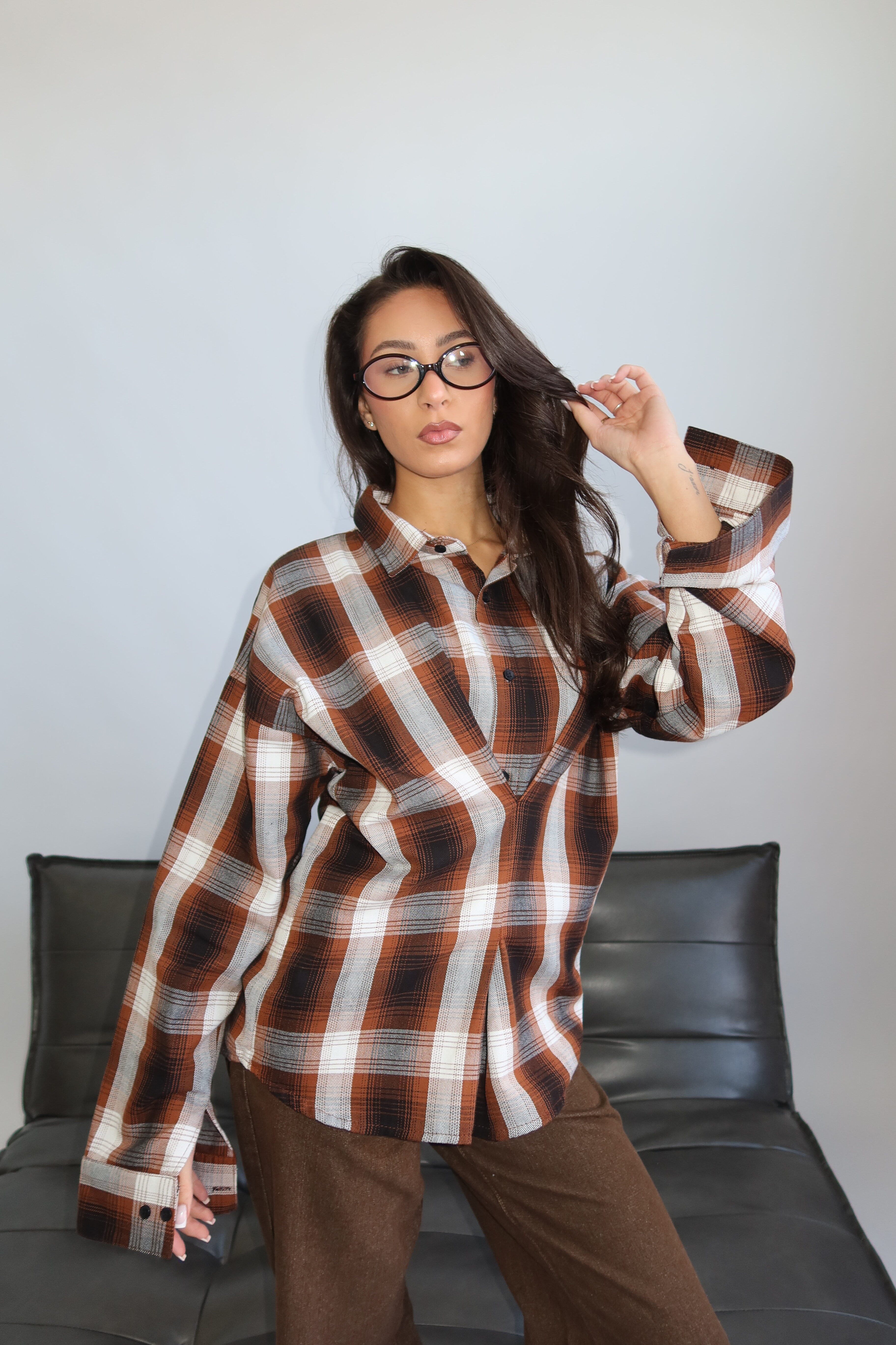AW25 - PRIORITY CHECKED BLOUSE WITH SNATCH DETAIL AT THE FRONT - BROWN