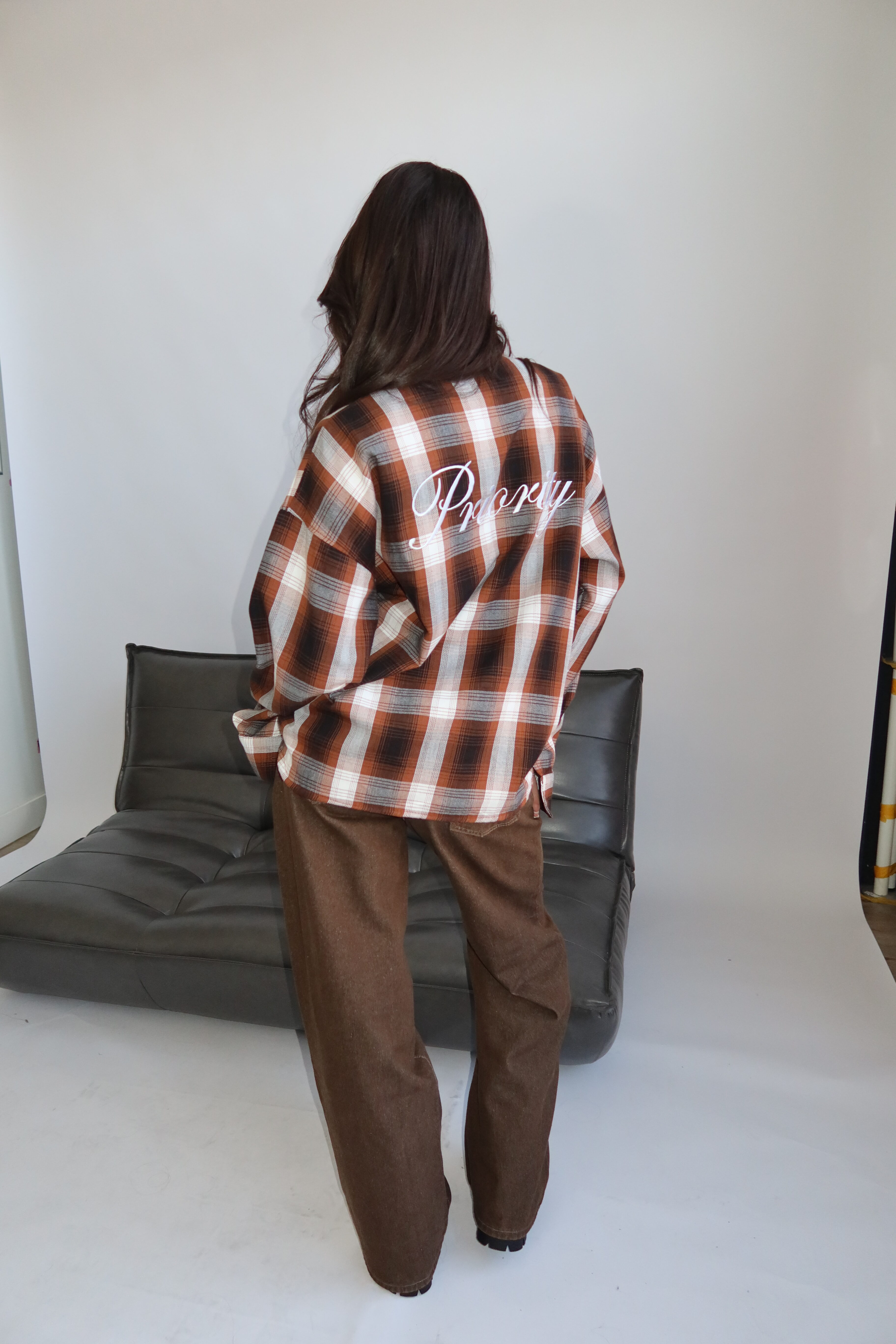 AW25 - PRIORITY CHECKED BLOUSE WITH SNATCH DETAIL AT THE FRONT - BROWN - Image 2