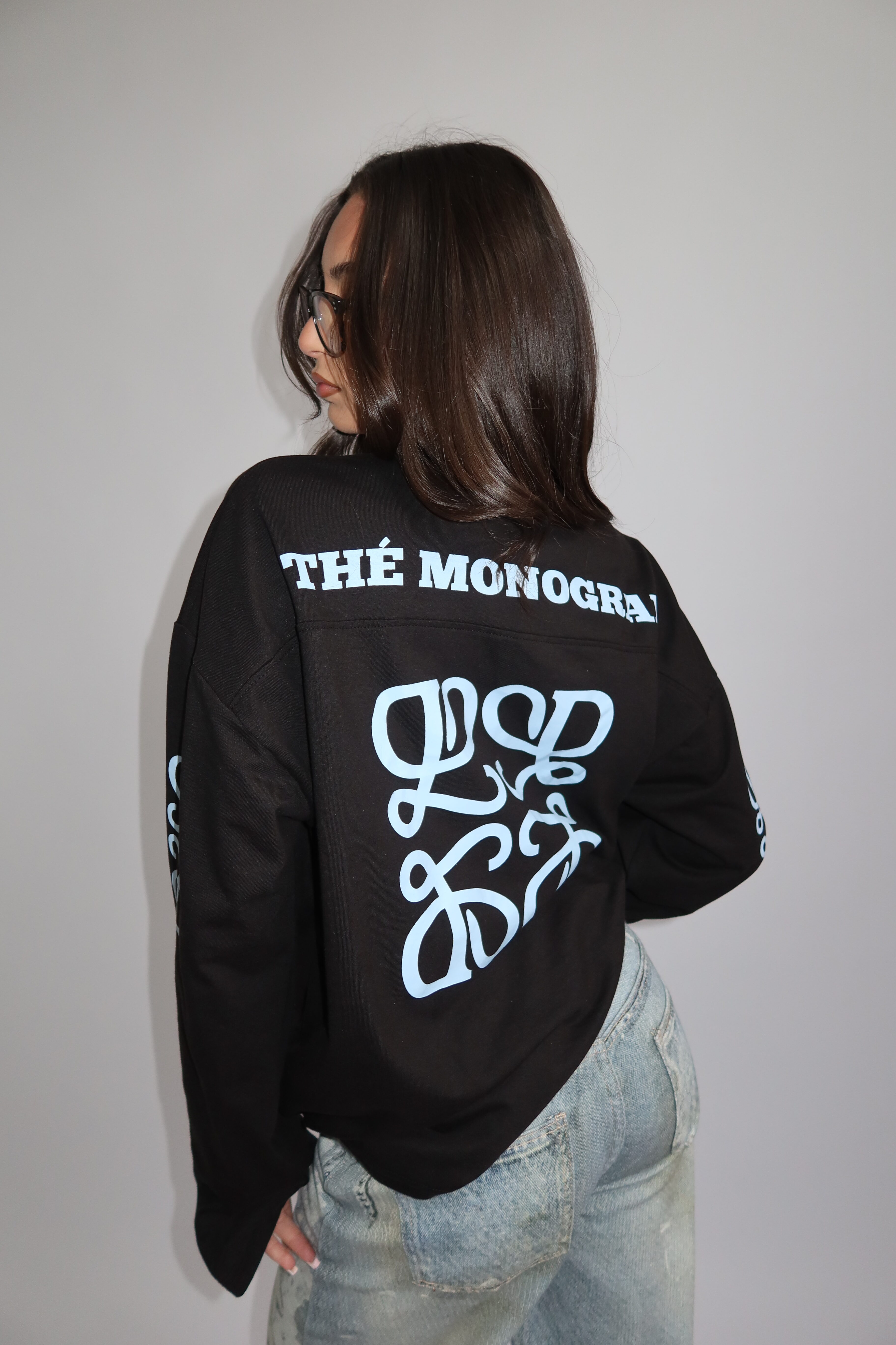 LONGSLEEVE “THÉ MONOGRAM” - ZWART - Image 4