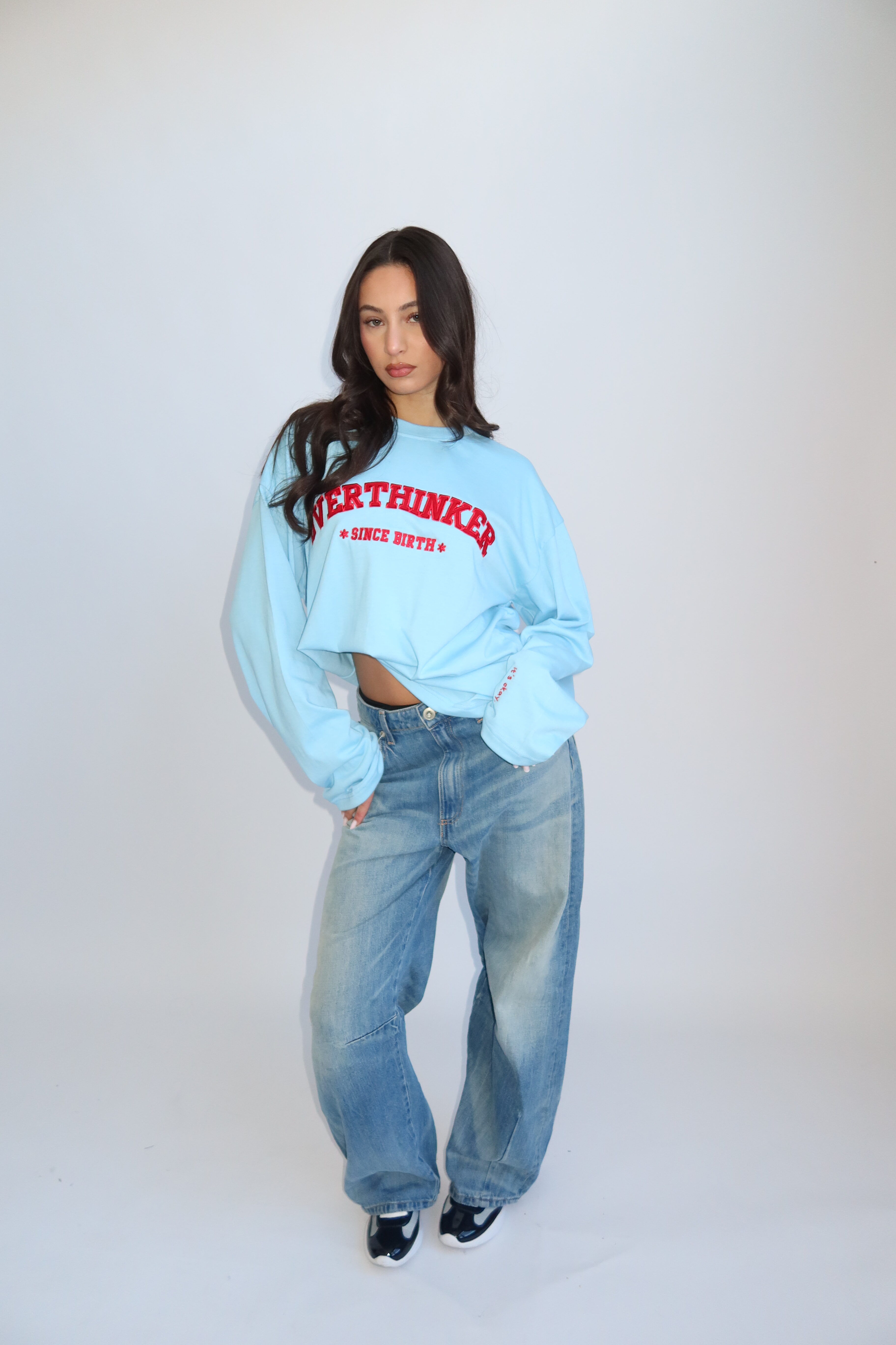 LONGSLEEVE “OVERTHINKER” - LICHTBLAUW - Image 2