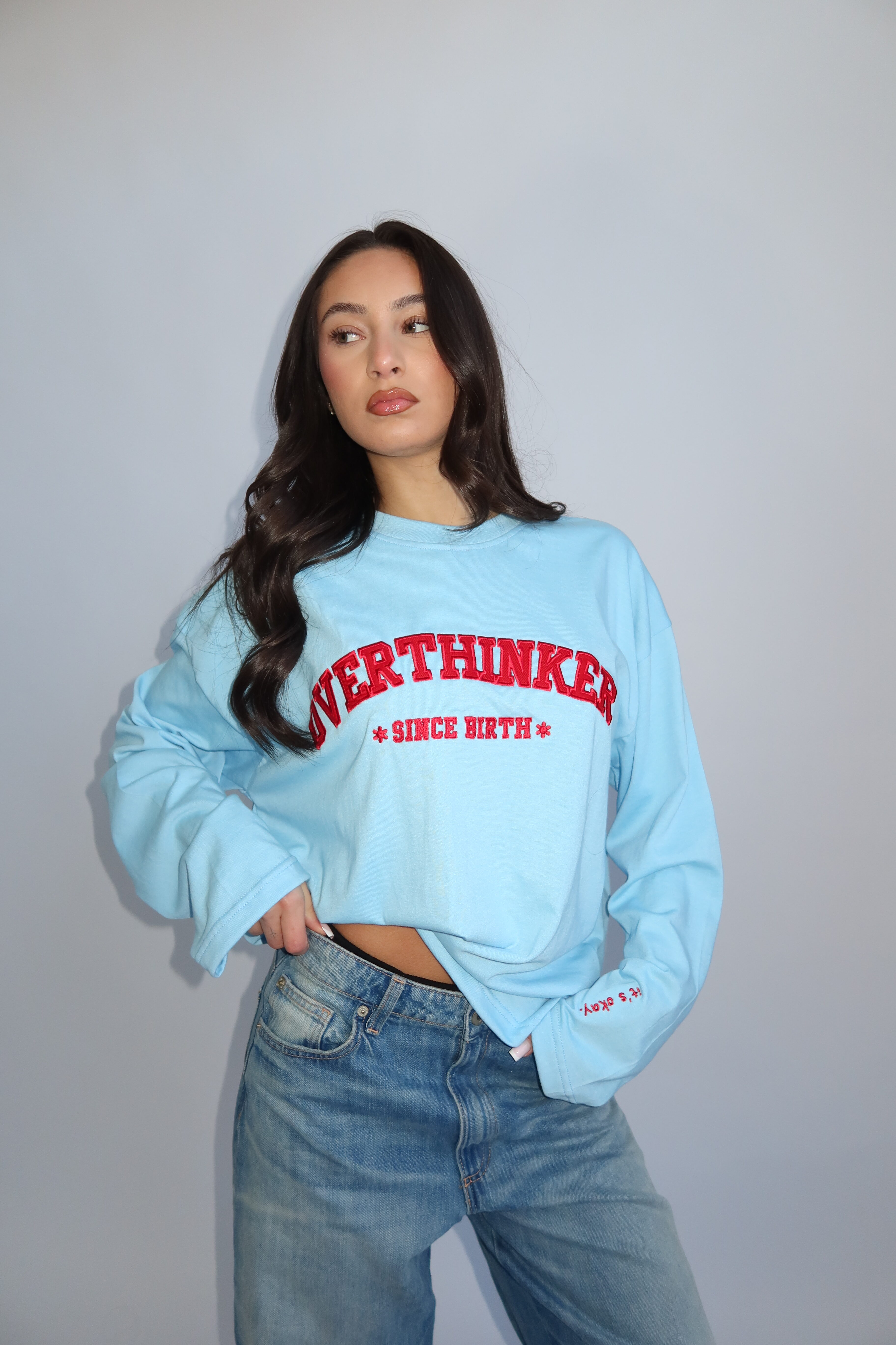 LONGSLEEVE “OVERTHINKER” - LICHTBLAUW - Image 3