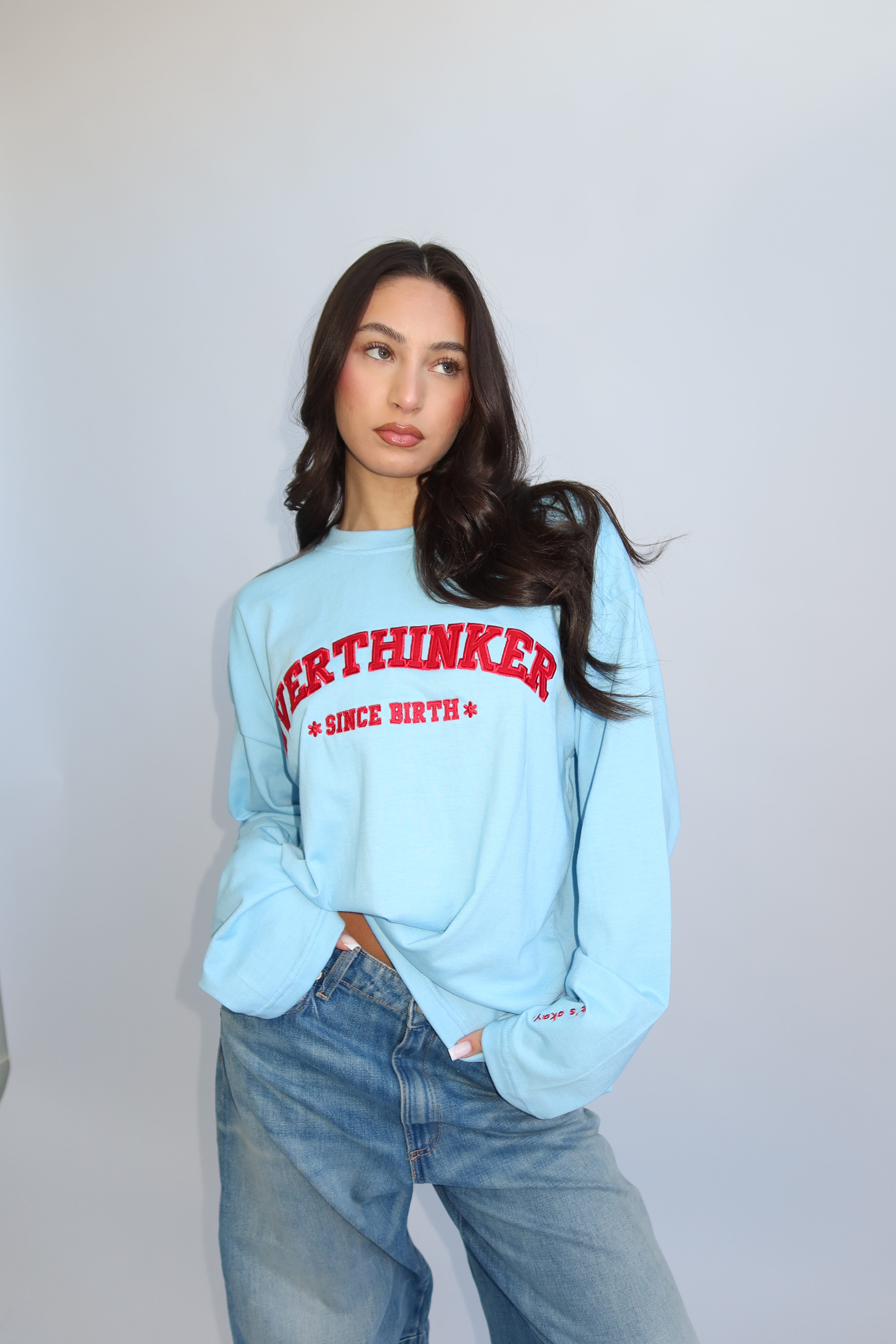 LONGSLEEVE “OVERTHINKER” - LICHTBLAUW