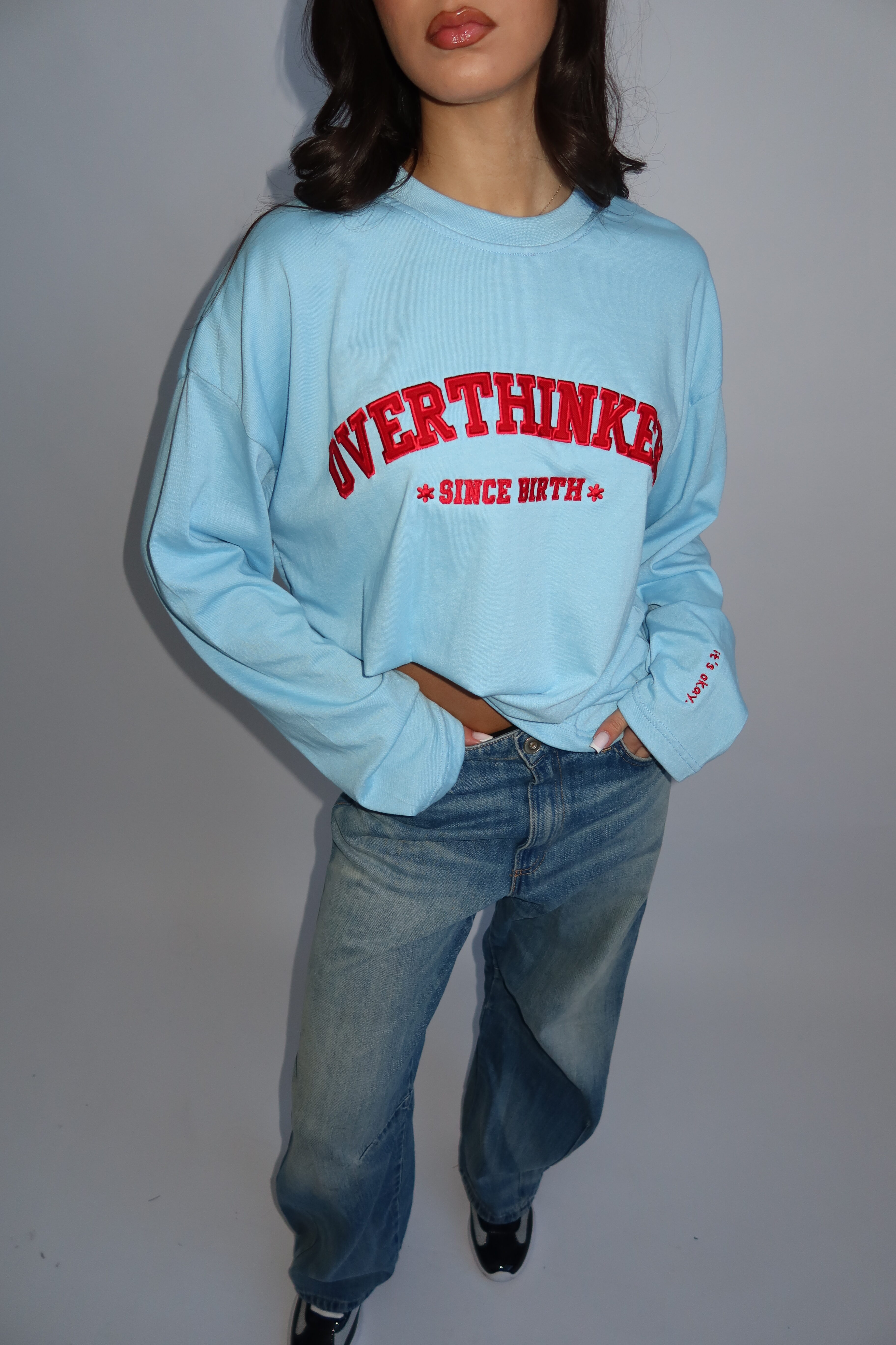 LONGSLEEVE “OVERTHINKER” - LICHTBLAUW - Image 8